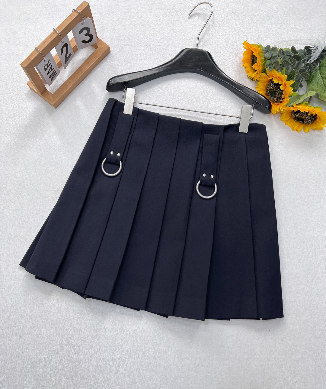 NO:610612,PRADA's new high-waisted pleated skirt has a unique pleated design. The neat pleated lines are smooth and rhythmic. They sway with the steps, and each step seems to be performing a fashionable waltz, injecting agility and vitality into the overall look. The metal buckle decoration on both sides is the finishing touch. The luster of the metal and the black fabric set off each other, combining hardness and softness, which not only adds a sense of coolness and avant-garde, but also does not lose the exquisite details. Prada  The unique avant-garde fashion concept is vividly displayed. Customized sheep wool fabric. The high-waisted A-cut design cleverly raises the waistline, visually lengthens the leg line, optimizes the body proportions, and easily creates a sense of long legs. The skirt length is just right, finding a perfect balance between playfulness and elegance. Whether it is paired with a simple white shirt to create a smart commuting style, or combined with a midriff-baring crop top to show youthful vitality, it can fit perfectly. All three standards are complete!  Big shipment, size sml code, prada, prada, skirts, shirts, alexander wang19860909PRADA新款高腰百褶半身裙,裙身的百褶设计独具匠心,利落的褶裥线条流畅且富有韵律,随着步伐摇曳生姿,每一步都似在演绎时尚的圆舞曲,为整体造型注入灵动与活力.两侧金属环扣装饰,是画龙点睛之笔.金属的光泽与黑色面料相互映衬,刚柔并济,既增添了酷感与前卫感,又不失精致细节,将普拉达独特的先锋时尚理念展现得淋漓尽致.定制的绵羊毛面料.高腰A版型设计,巧妙提升腰线,在视觉上拉长腿部线条,优化身材比例,轻松塑造出大长腿既视感.裙长恰到好处,于俏皮与优雅间寻得完美平衡,无论是搭配简约白衬衫打造干练通勤风,还是与露脐短上衣组合彰显青春活力,它都能完美契合.三标齐全！大货出 尺码sml 编码,,prada,prada,skirts,shirts,alexander wang,Women's clothing