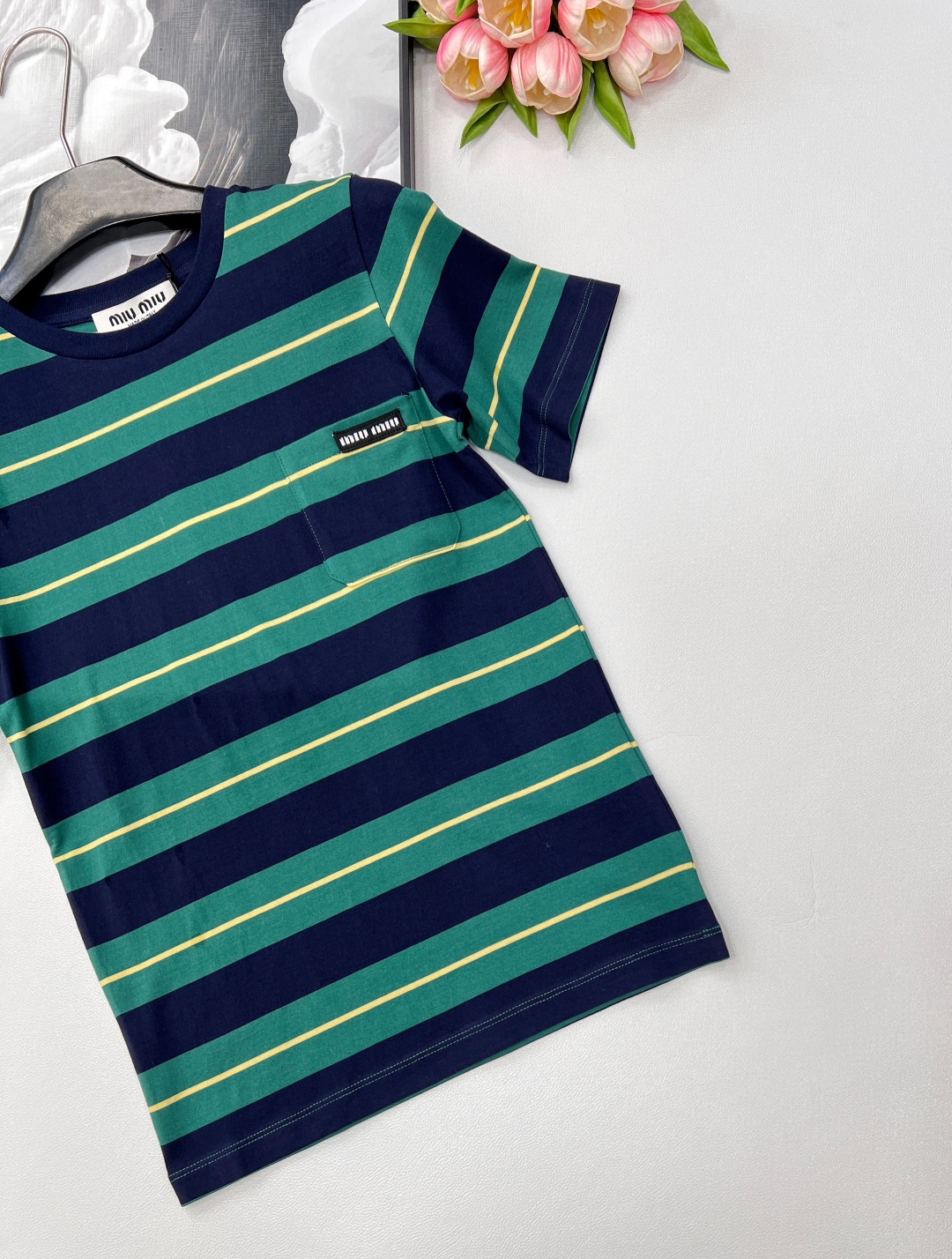 🆕 MIU MIU 美式复古绿色条纹字母T恤夏季解锁俏皮感穿搭🍂复古港风味满满🉑️搭配特别又时髦 颜色超