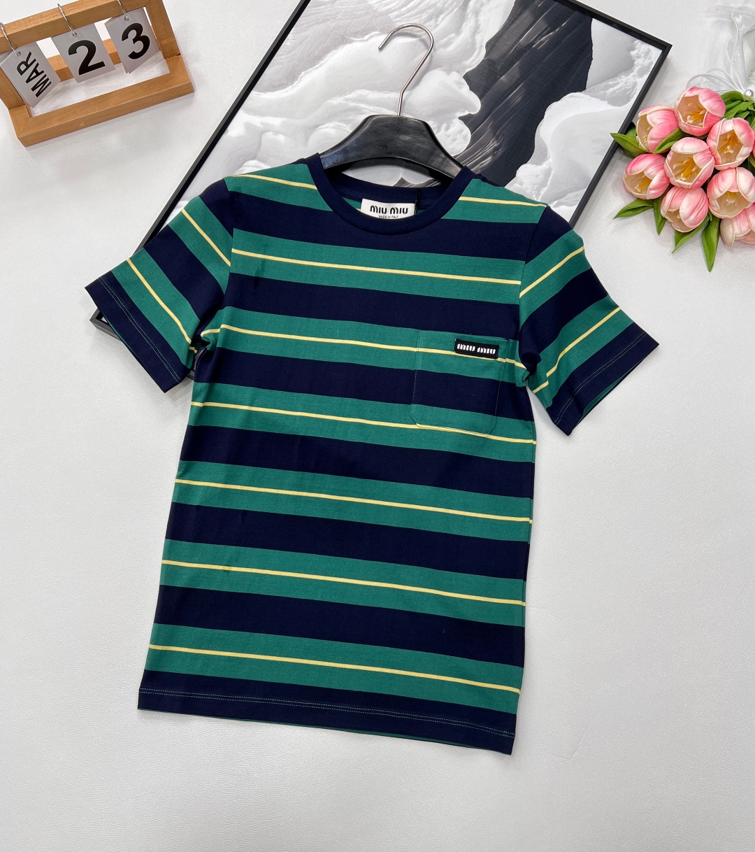 🆕 MIU MIU 美式复古绿色条纹字母T恤夏季解锁俏皮感穿搭🍂复古港风味满满🉑️搭配特别又时髦 颜色超