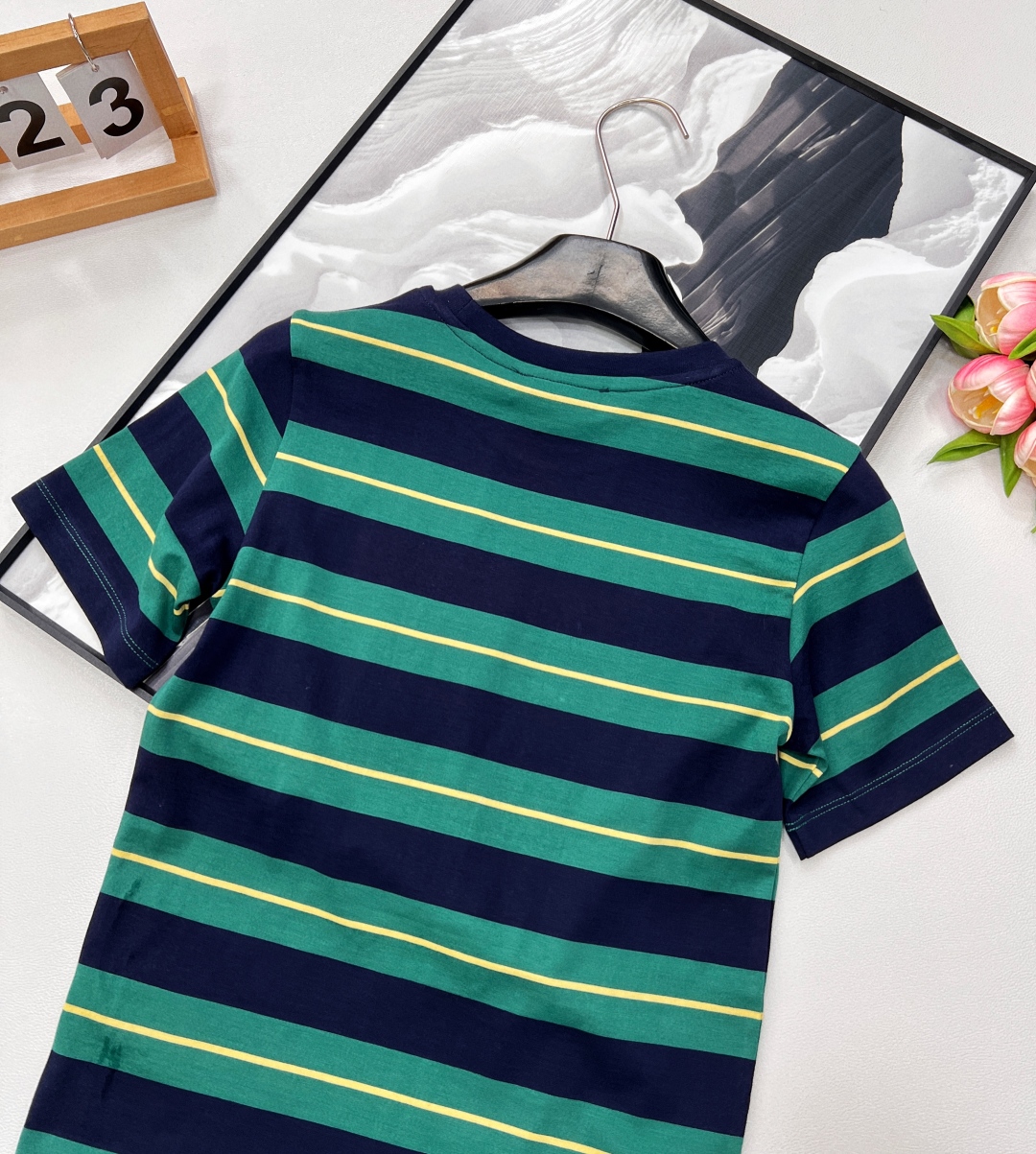 🆕 MIU MIU 美式复古绿色条纹字母T恤夏季解锁俏皮感穿搭🍂复古港风味满满🉑️搭配特别又时髦 颜色超