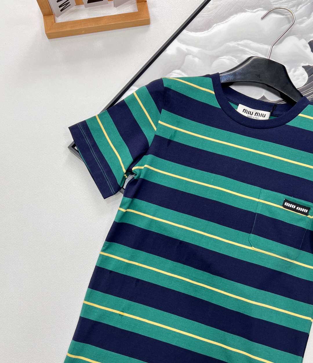 🆕 MIU MIU 美式复古绿色条纹字母T恤夏季解锁俏皮感穿搭🍂复古港风味满满🉑️搭配特别又时髦 颜色超