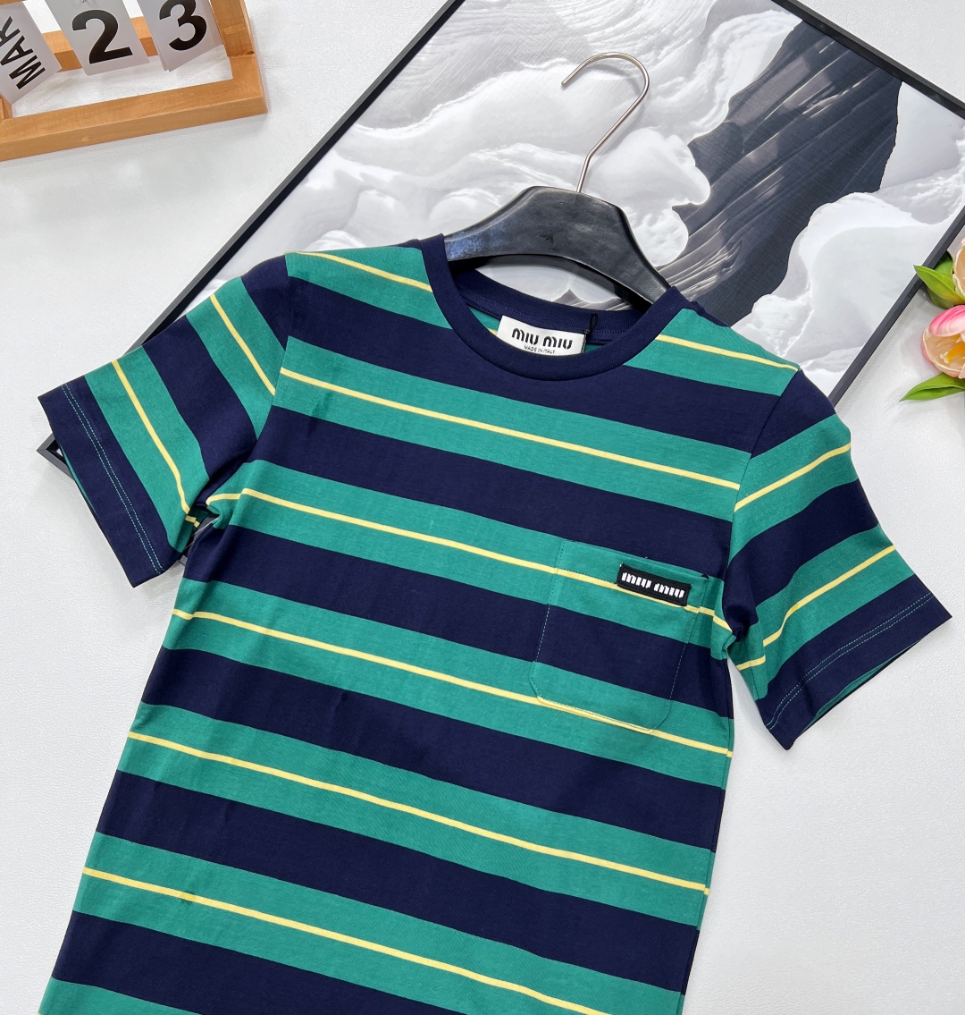 🆕 MIU MIU 美式复古绿色条纹字母T恤夏季解锁俏皮感穿搭🍂复古港风味满满🉑️搭配特别又时髦 颜色超