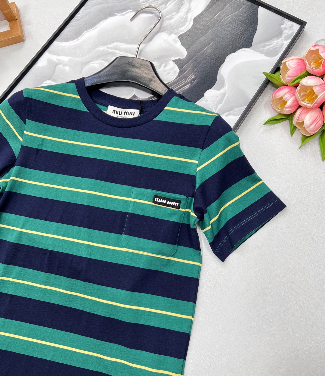 🆕 MIU MIU 美式复古绿色条纹字母T恤夏季解锁俏皮感穿搭🍂复古港风味满满🉑️搭配特别又时髦 颜色超