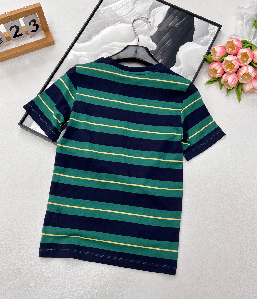 🆕 MIU MIU 美式复古绿色条纹字母T恤夏季解锁俏皮感穿搭🍂复古港风味满满🉑️搭配特别又时髦 颜色超