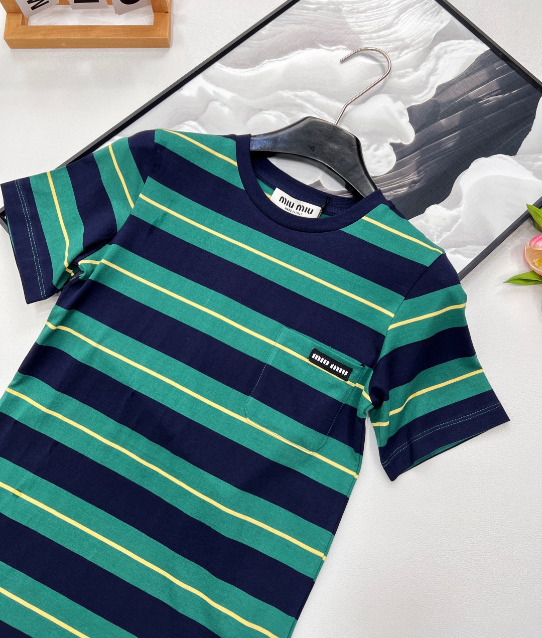 🆕 MIU MIU 美式复古绿色条纹字母T恤夏季解锁俏皮感穿搭🍂复古港风味满满🉑️搭配特别又时髦 颜色超