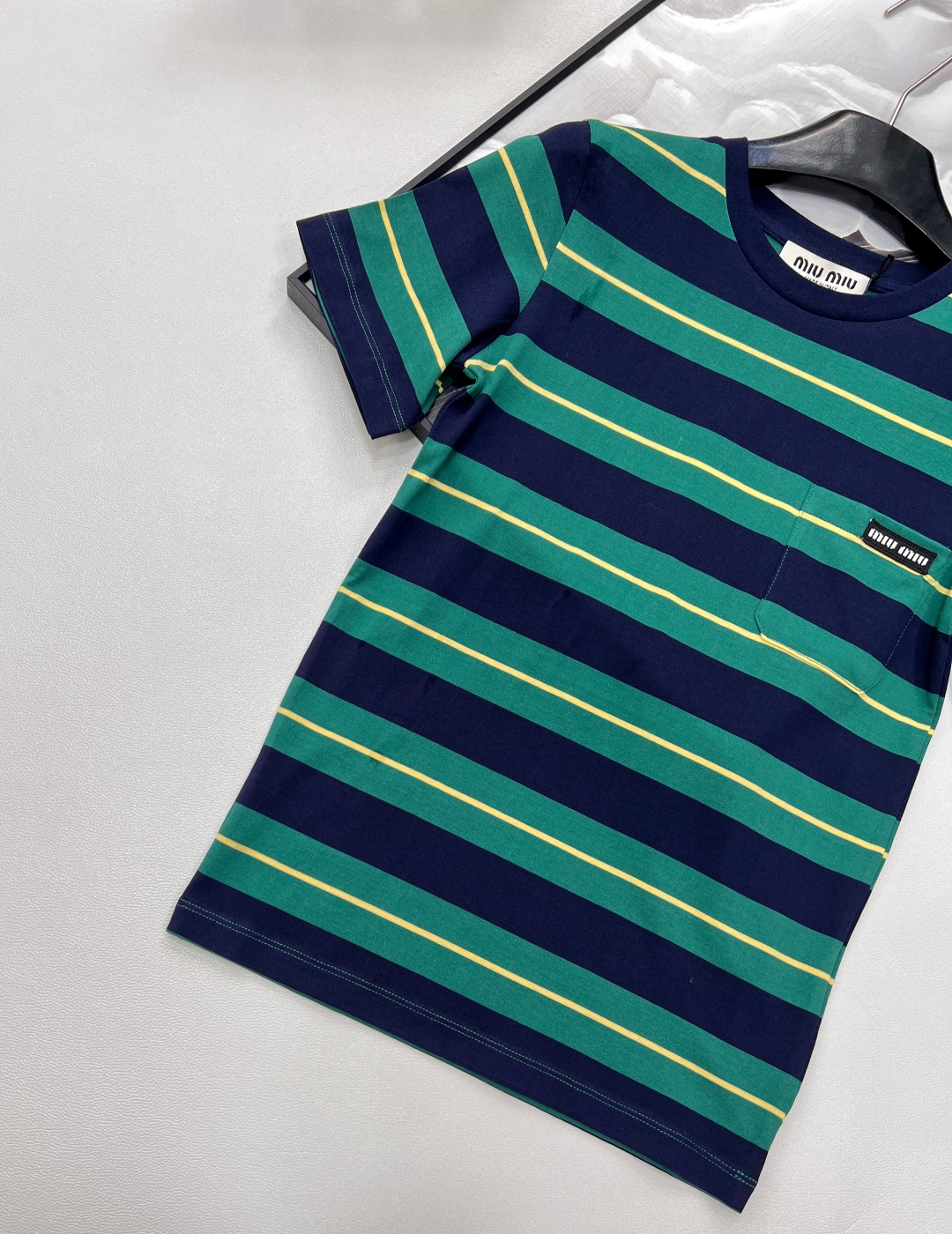 🆕 MIU MIU 美式复古绿色条纹字母T恤夏季解锁俏皮感穿搭🍂复古港风味满满🉑️搭配特别又时髦 颜色超