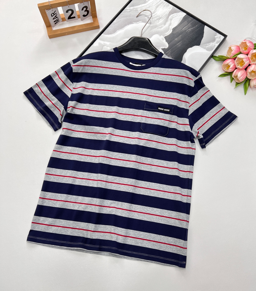 🆕 MIU MIU 美式复古灰色条纹字母T恤夏季解锁俏皮感穿搭🍂复古港风味满满🉑️超级复古灰色藏蓝色搭配