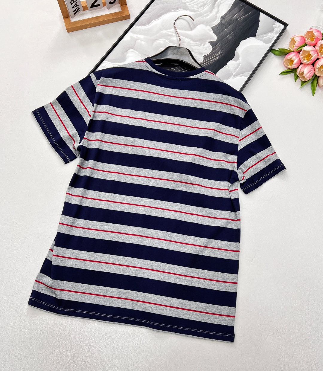 🆕 MIU MIU 美式复古灰色条纹字母T恤夏季解锁俏皮感穿搭🍂复古港风味满满🉑️超级复古灰色藏蓝色搭配