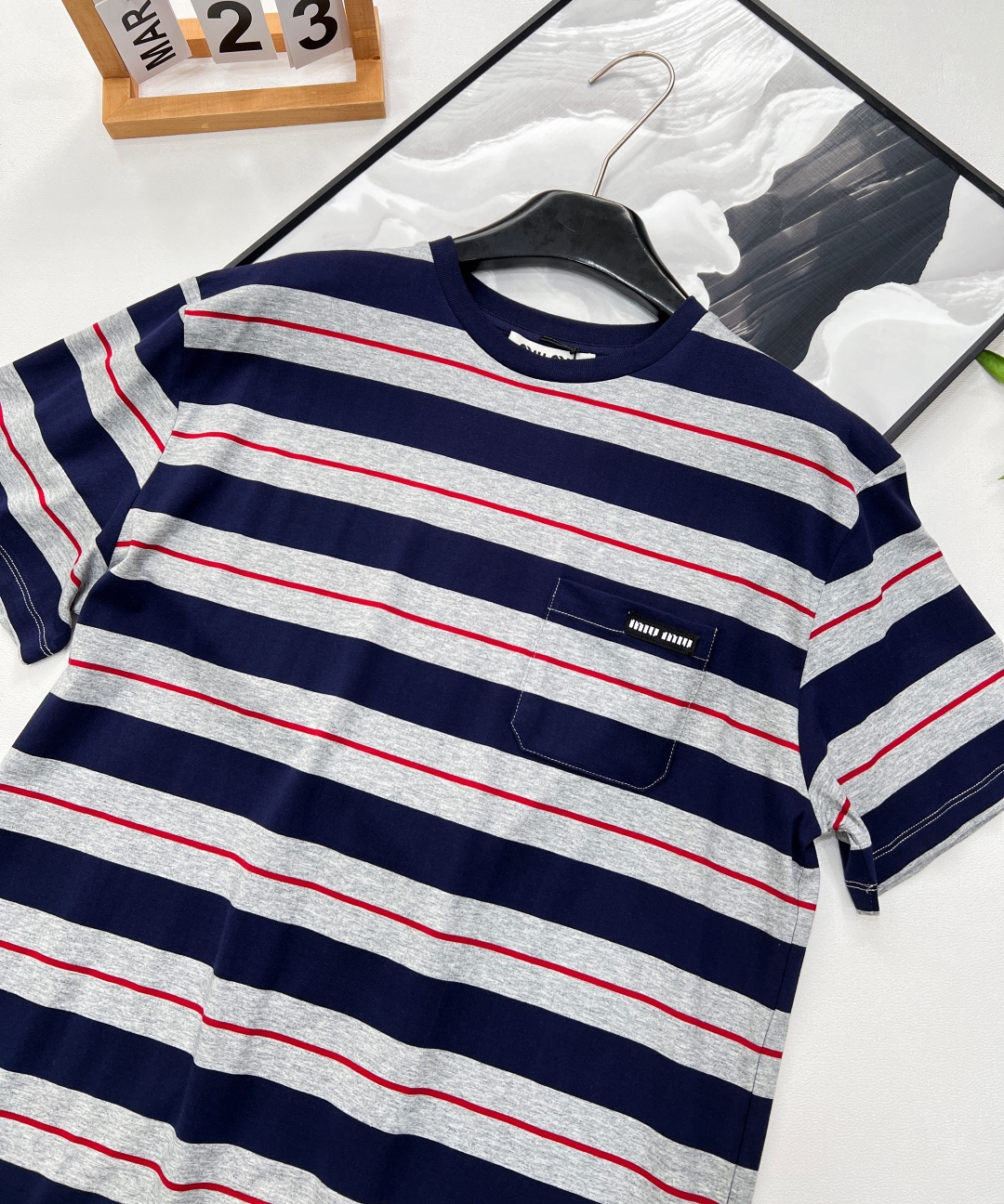 🆕 MIU MIU 美式复古灰色条纹字母T恤夏季解锁俏皮感穿搭🍂复古港风味满满🉑️超级复古灰色藏蓝色搭配