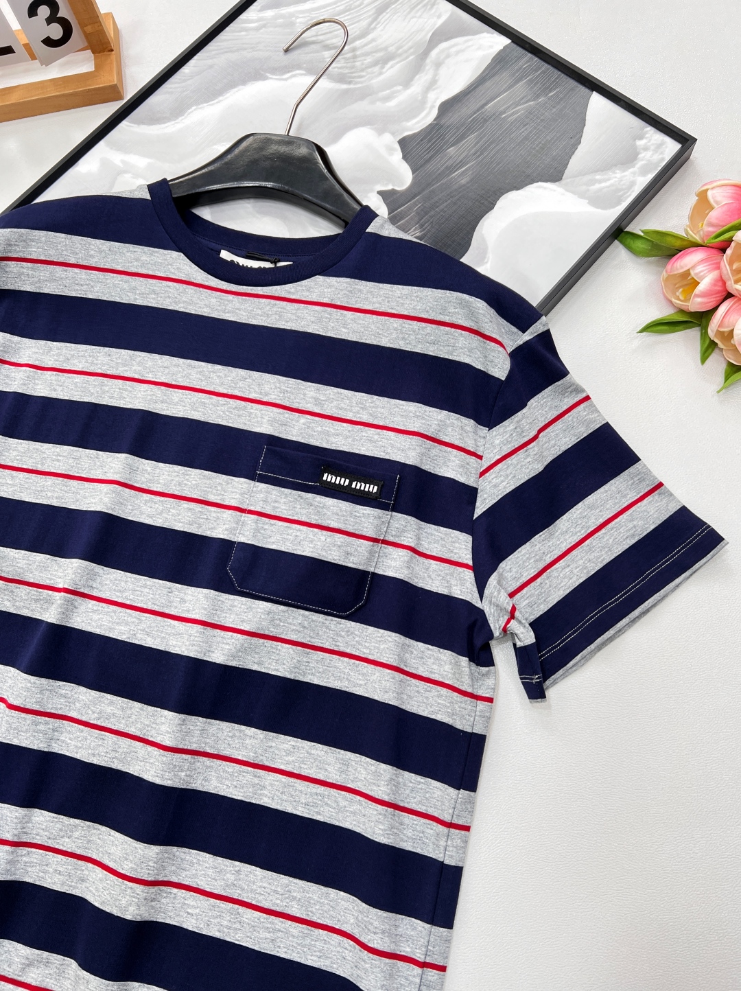 🆕 MIU MIU 美式复古灰色条纹字母T恤夏季解锁俏皮感穿搭🍂复古港风味满满🉑️超级复古灰色藏蓝色搭配
