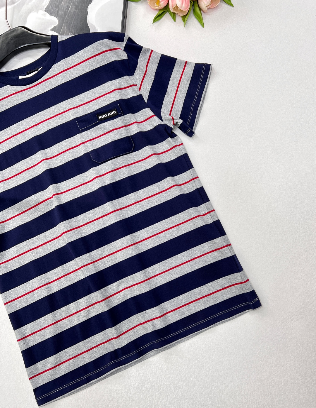 🆕 MIU MIU 美式复古灰色条纹字母T恤夏季解锁俏皮感穿搭🍂复古港风味满满🉑️超级复古灰色藏蓝色搭配