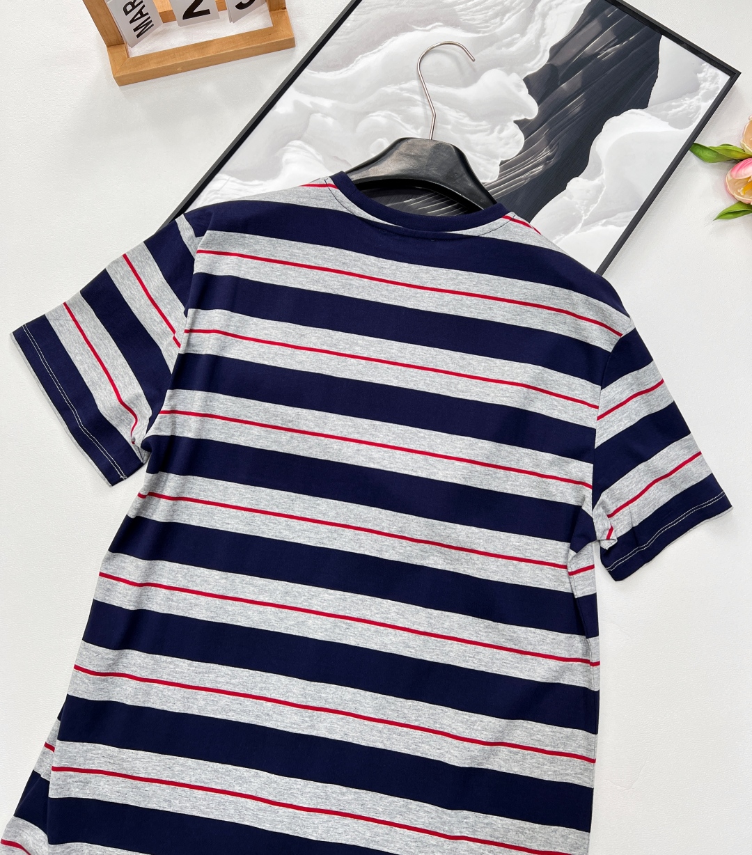 🆕 MIU MIU 美式复古灰色条纹字母T恤夏季解锁俏皮感穿搭🍂复古港风味满满🉑️超级复古灰色藏蓝色搭配