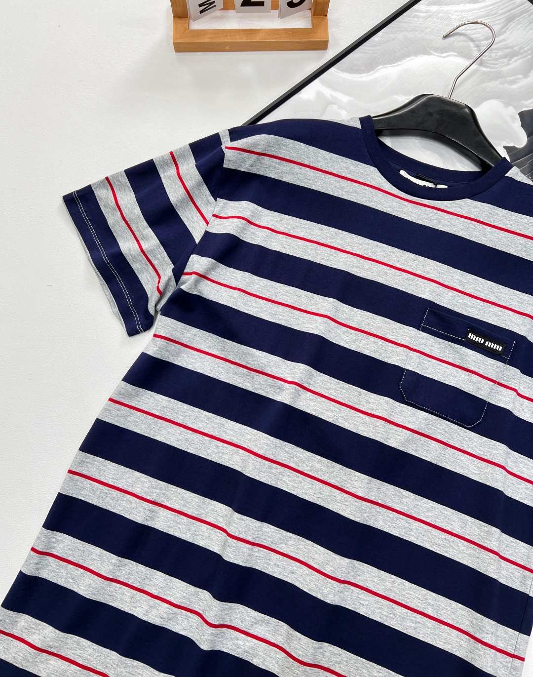 🆕 MIU MIU 美式复古灰色条纹字母T恤夏季解锁俏皮感穿搭🍂复古港风味满满🉑️超级复古灰色藏蓝色搭配