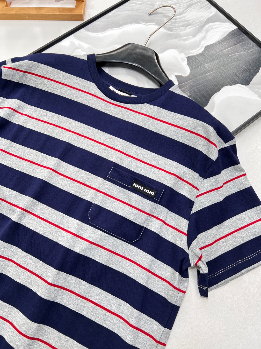 🆕 MIU MIU 美式复古灰色条纹字母T恤夏季解锁俏皮感穿搭🍂复古港风味满满🉑️超级复古灰色藏蓝色搭配
