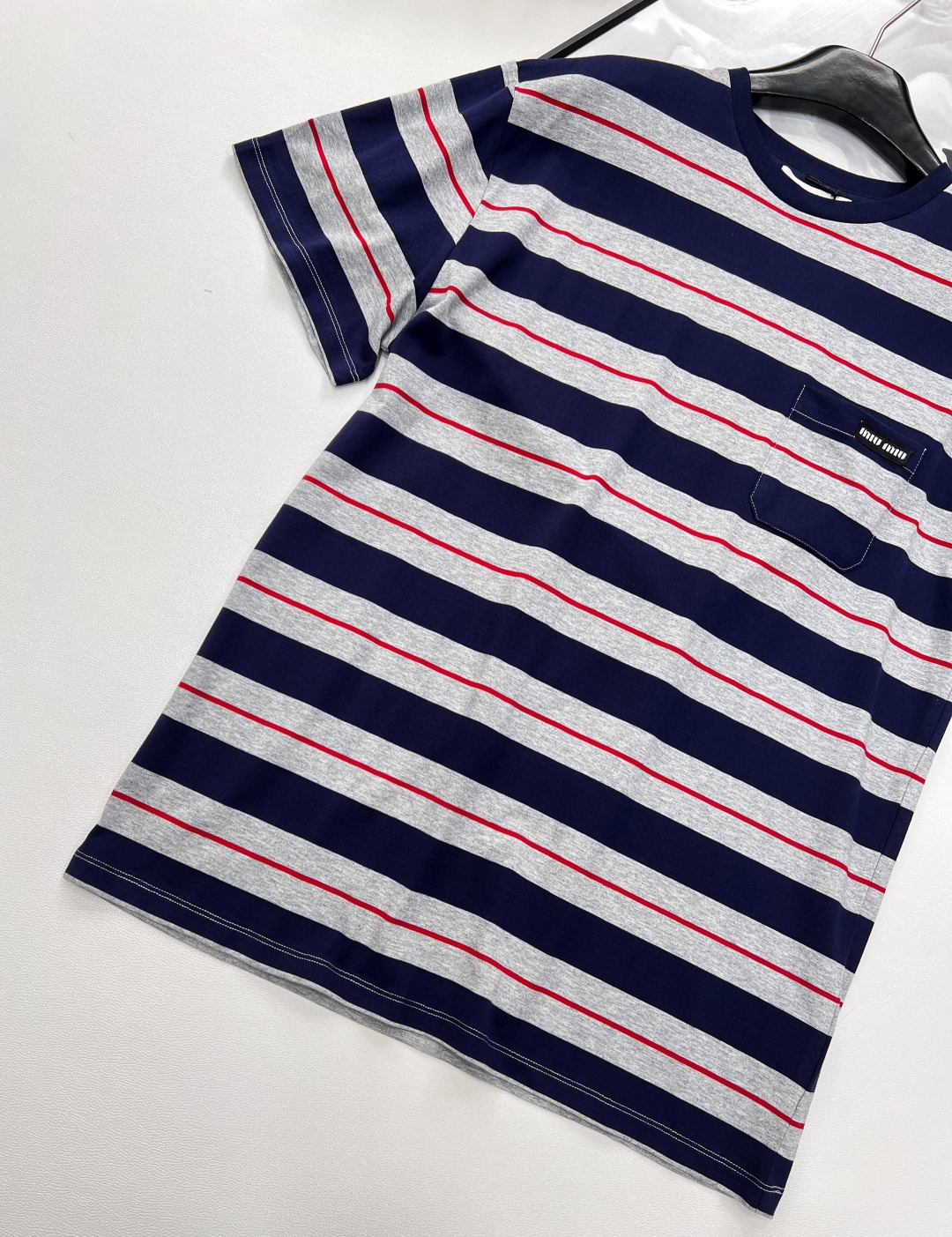 🆕 MIU MIU 美式复古灰色条纹字母T恤夏季解锁俏皮感穿搭🍂复古港风味满满🉑️超级复古灰色藏蓝色搭配