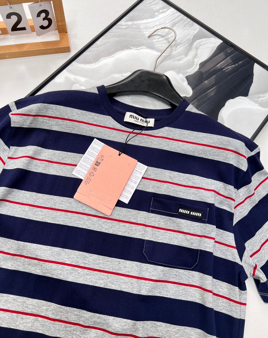 🆕 MIU MIU 美式复古灰色条纹字母T恤夏季解锁俏皮感穿搭🍂复古港风味满满🉑️超级复古灰色藏蓝色搭配