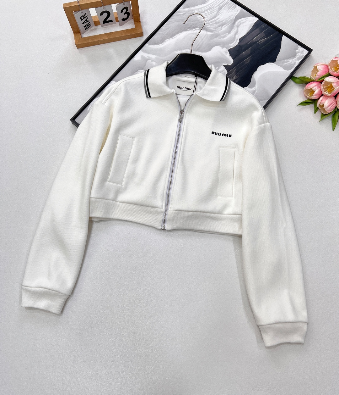 NO:592021,Miumi* 25Ss new spring and summer fashionable lapel zipper short jacket + skirt | Exclusively developed by yb!  High quality production!  Customized imported high-density double-strand piqué pure cotton has a wide and stylish surface. The loose fit is perfect for the upper body!  Retro-style sweet girl’s age-reducing outfits!  Embroidered letter logo is low-key and luxurious!  The imported pure cotton fabric has a great texture. It can be sweet or salty and versatile!  The quality of workmanship depends on the details. Ready for sale!  Three standard complete, big shipment, size sml, jacket knitting,,miumiu,skirts,jackets & coats,alexander wang19860909Miumi* 25Ss春夏新款 时髦风翻领拉链短外套+半裙丨独家yb开发！高版出品！定制进口高密双股珠地纯棉面挺阔有型.宽松版型上身绝绝子！复古风甜妹减龄穿搭！刺绣字母logo低调奢华！进口纯棉面料质感超赞.可甜可盐百搭不挑人！做工品质看细节 现货发售！三标齐全大货出 尺码sml 外套编,,miumiu,skirts,jackets & coats,alexander wang,Women's clothing