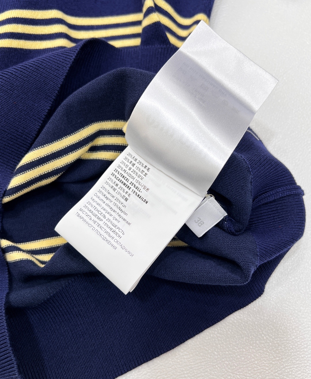 🆕 MIUMIU 新款字母圆领条纹针织短袖。采用定制的羊毛纱线,触感柔滑细腻。柠檬黄细条纹点缀其间,为整