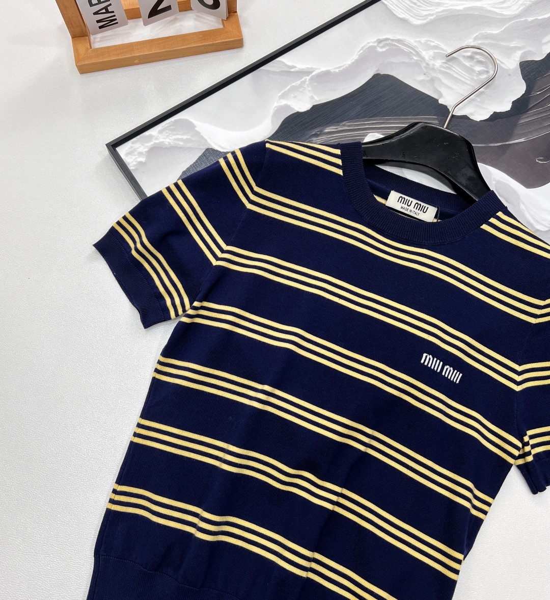 🆕 MIUMIU 新款字母圆领条纹针织短袖。采用定制的羊毛纱线,触感柔滑细腻。柠檬黄细条纹点缀其间,为整