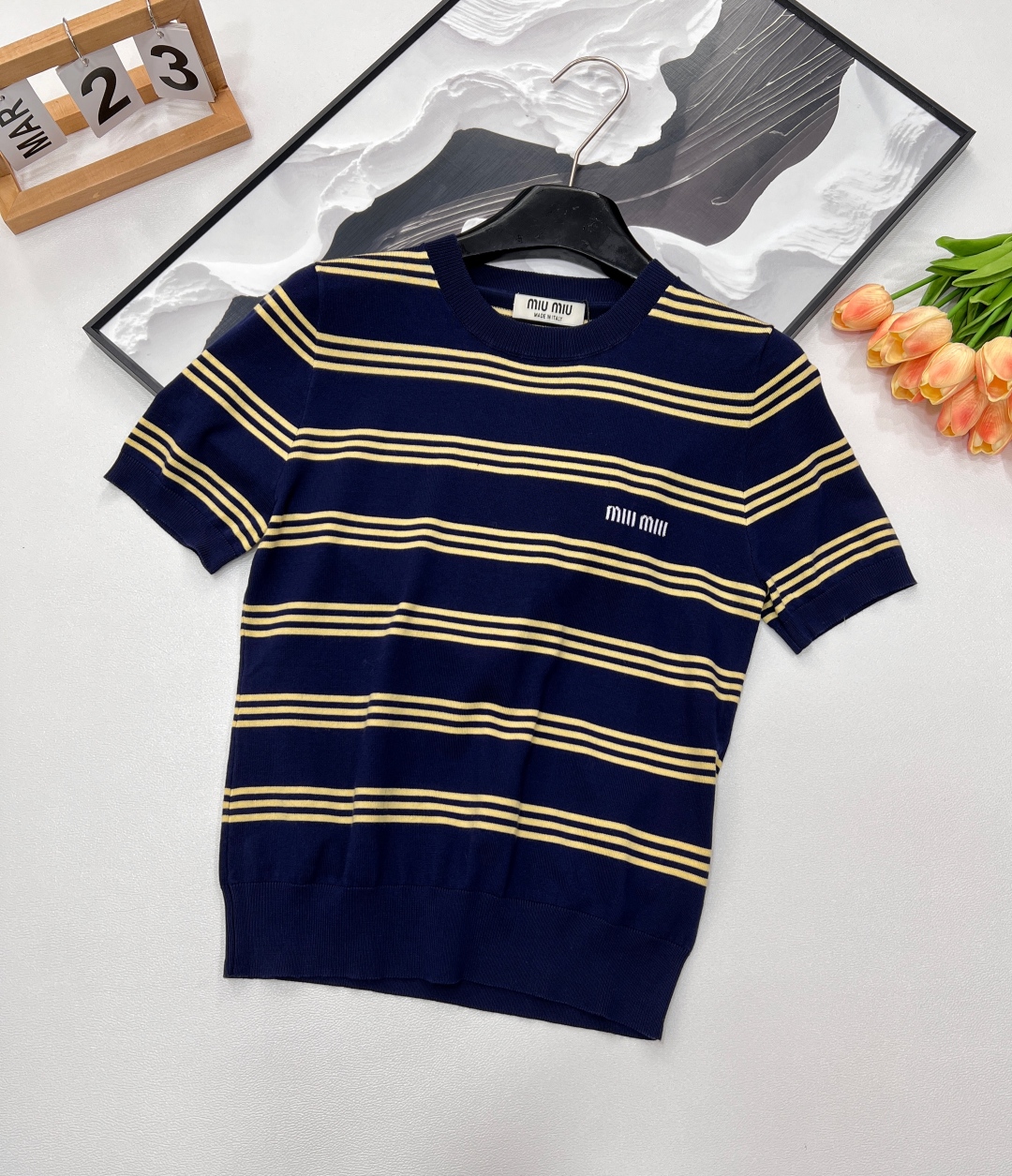 🆕 MIUMIU 新款字母圆领条纹针织短袖。采用定制的羊毛纱线，触感柔滑细腻。柠檬黄细条纹点缀其间，为整