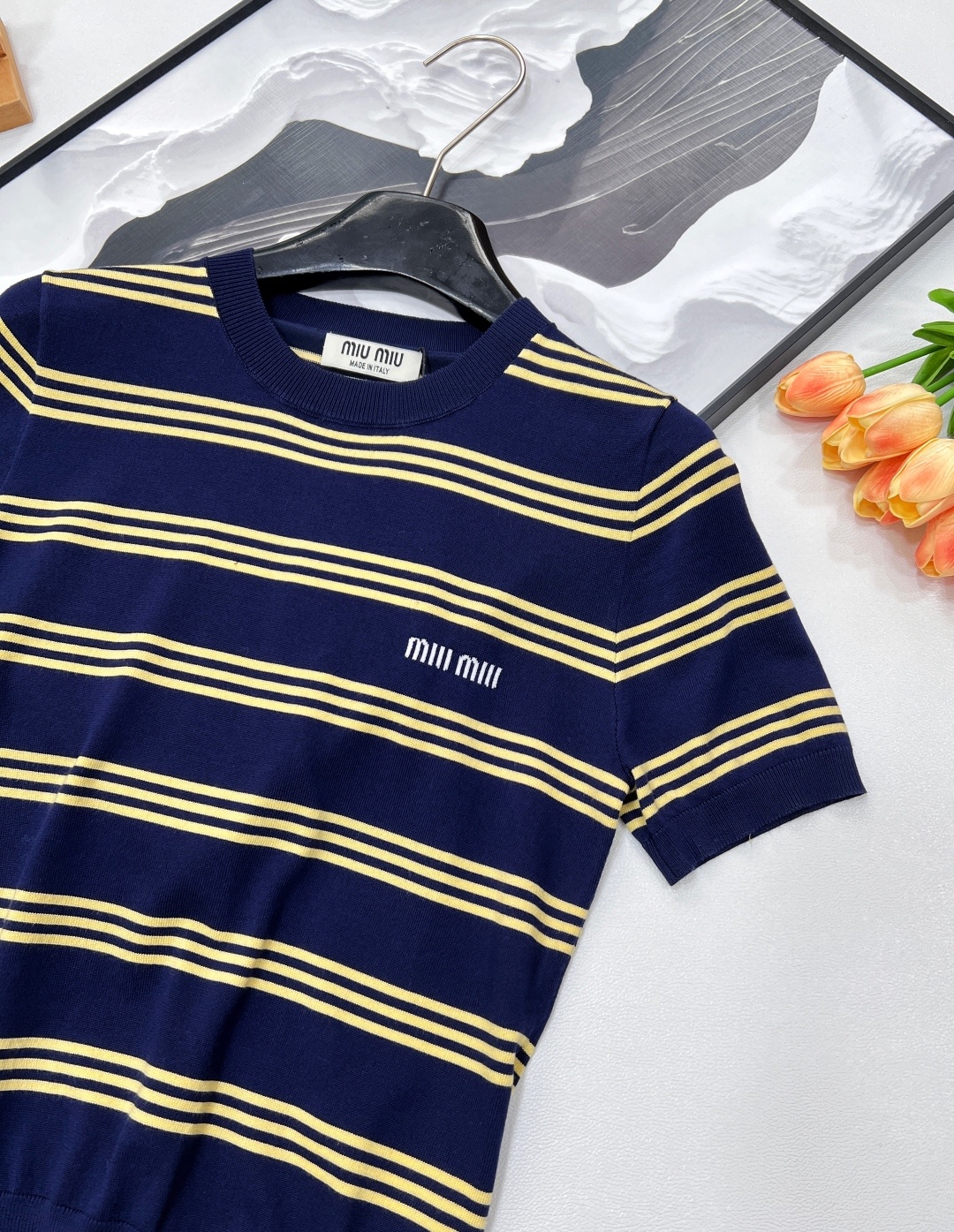 🆕 MIUMIU 新款字母圆领条纹针织短袖。采用定制的羊毛纱线,触感柔滑细腻。柠檬黄细条纹点缀其间,为整