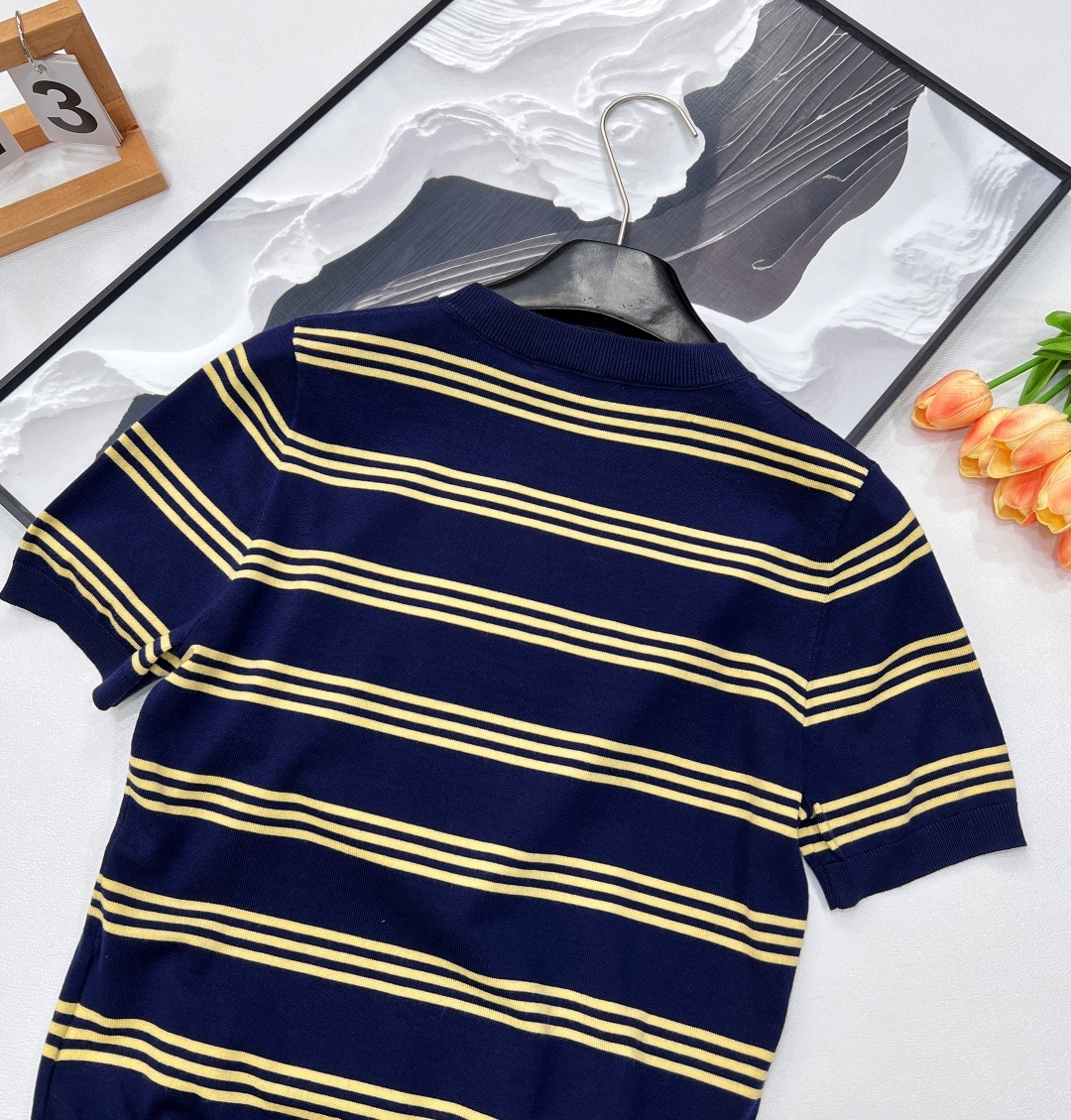 🆕 MIUMIU 新款字母圆领条纹针织短袖。采用定制的羊毛纱线,触感柔滑细腻。柠檬黄细条纹点缀其间,为整