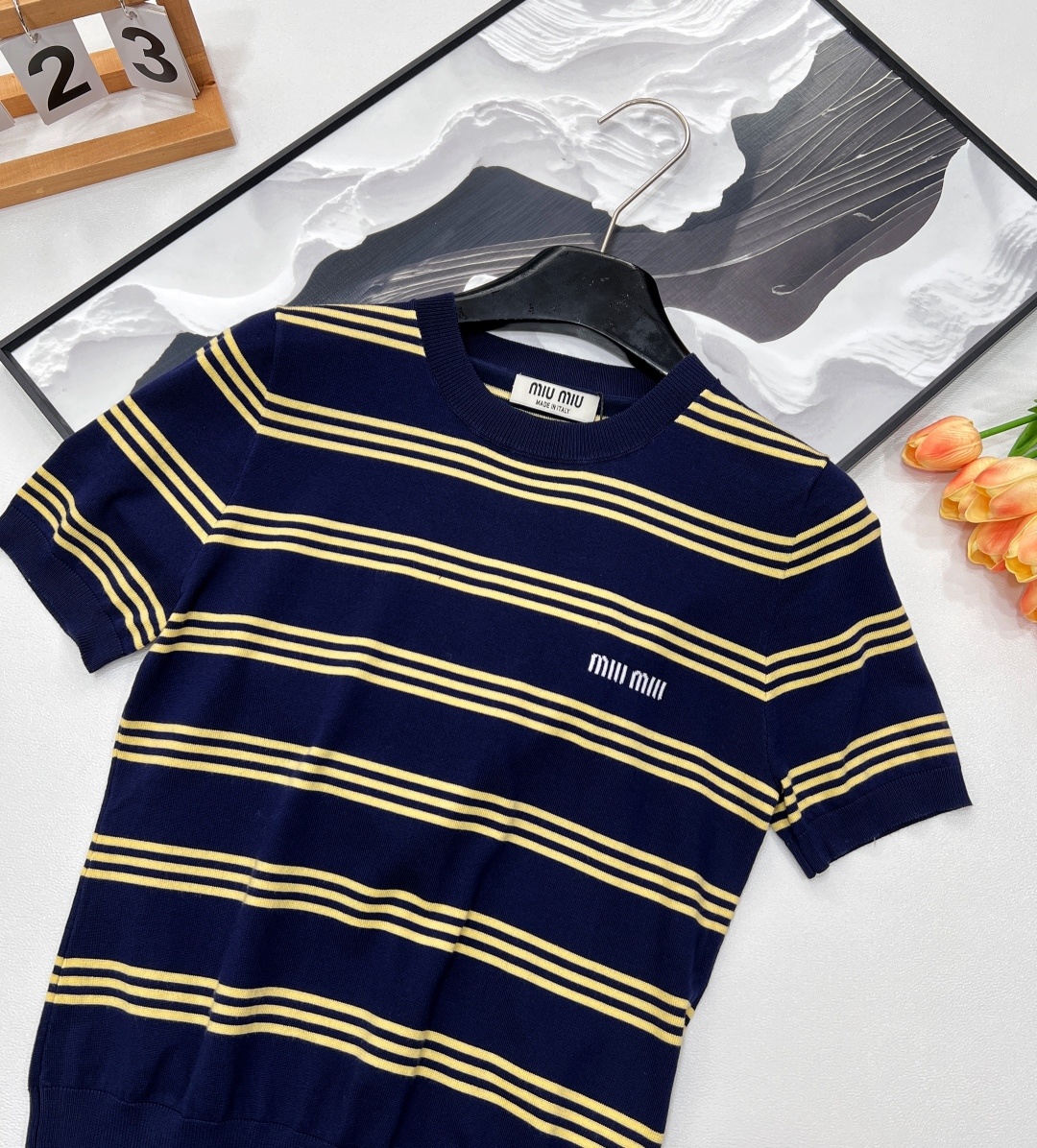 🆕 MIUMIU 新款字母圆领条纹针织短袖。采用定制的羊毛纱线,触感柔滑细腻。柠檬黄细条纹点缀其间,为整
