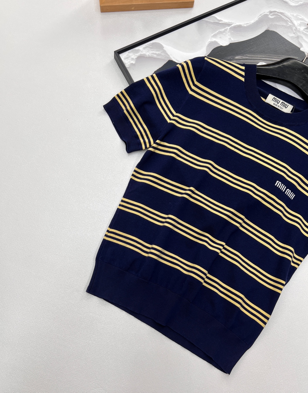 🆕 MIUMIU 新款字母圆领条纹针织短袖。采用定制的羊毛纱线,触感柔滑细腻。柠檬黄细条纹点缀其间,为整