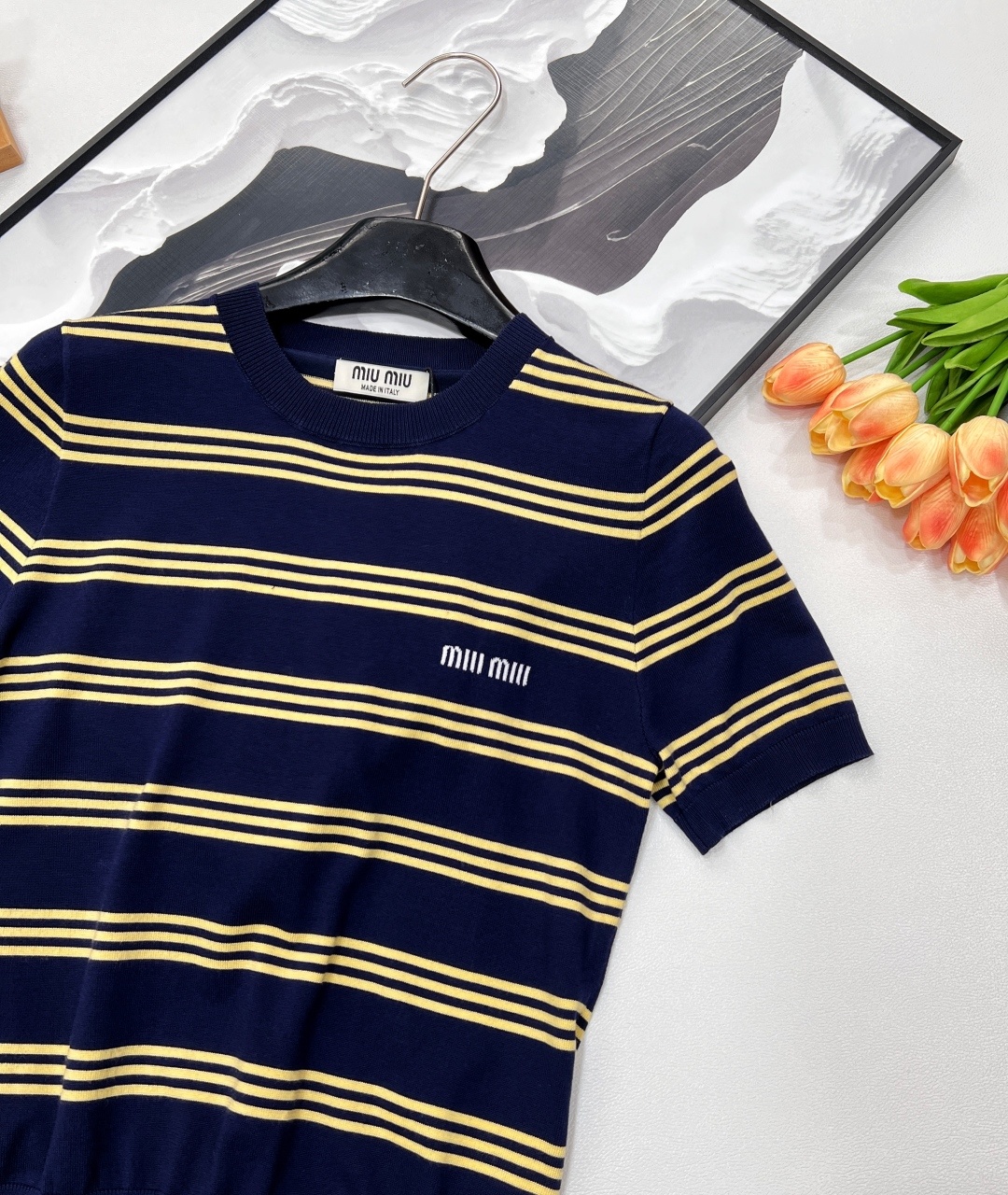 🆕 MIUMIU 新款字母圆领条纹针织短袖。采用定制的羊毛纱线,触感柔滑细腻。柠檬黄细条纹点缀其间,为整