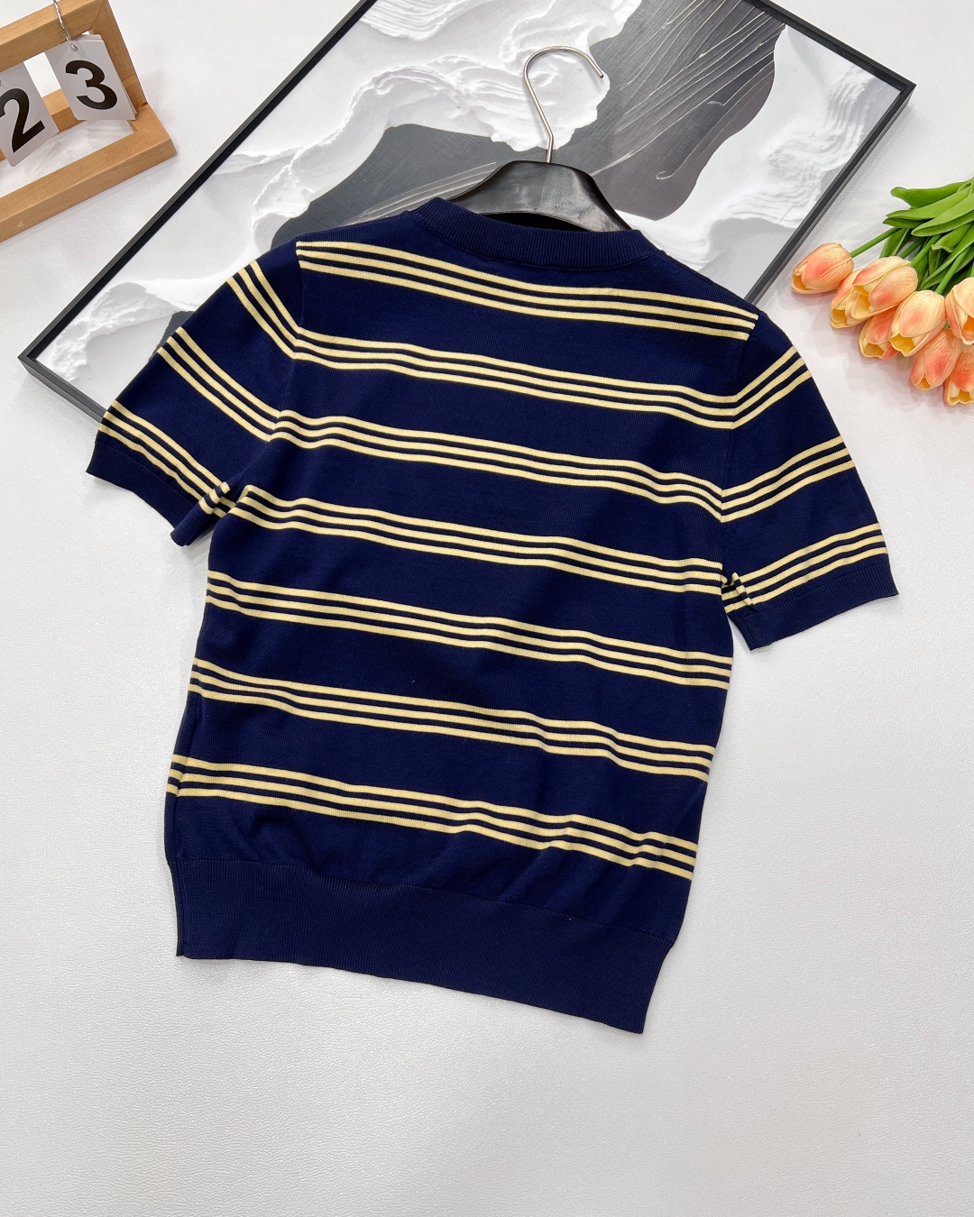 🆕 MIUMIU 新款字母圆领条纹针织短袖。采用定制的羊毛纱线,触感柔滑细腻。柠檬黄细条纹点缀其间,为整