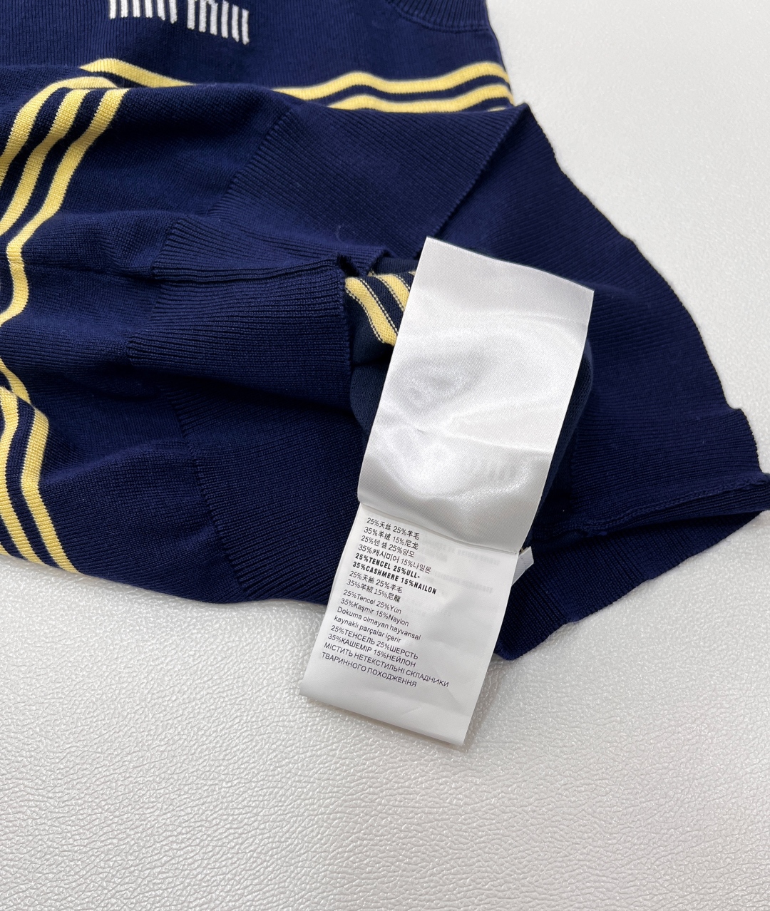 🆕 MIUMIU 字母圆领条纹针织背心，采用定制的羊毛纱线，触感柔滑细腻。柠檬黄细条纹点缀其间，为整体增