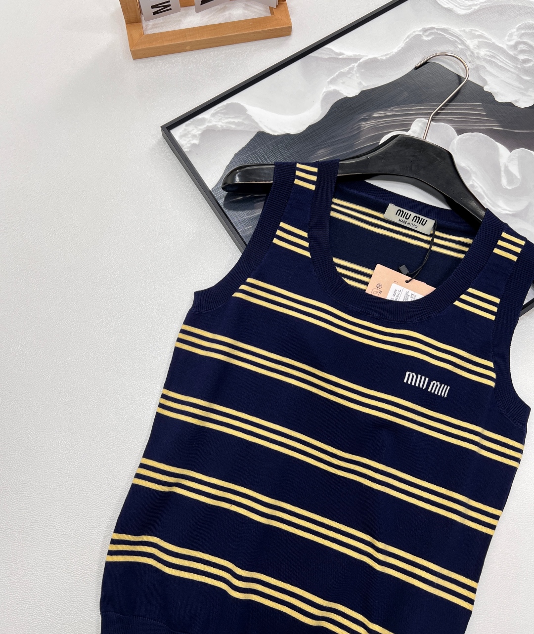 🆕 MIUMIU 字母圆领条纹针织背心，采用定制的羊毛纱线，触感柔滑细腻。柠檬黄细条纹点缀其间，为整体增