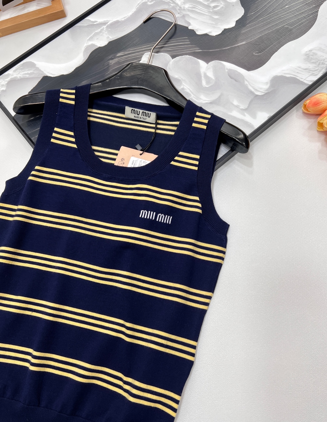 🆕 MIUMIU 字母圆领条纹针织背心，采用定制的羊毛纱线，触感柔滑细腻。柠檬黄细条纹点缀其间，为整体增