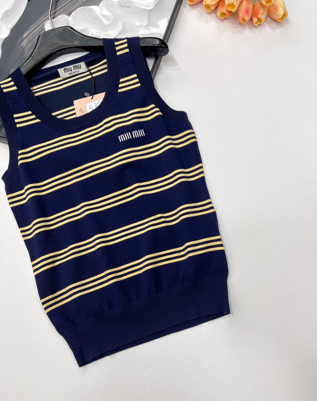 🆕 MIUMIU 字母圆领条纹针织背心，采用定制的羊毛纱线，触感柔滑细腻。柠檬黄细条纹点缀其间，为整体增