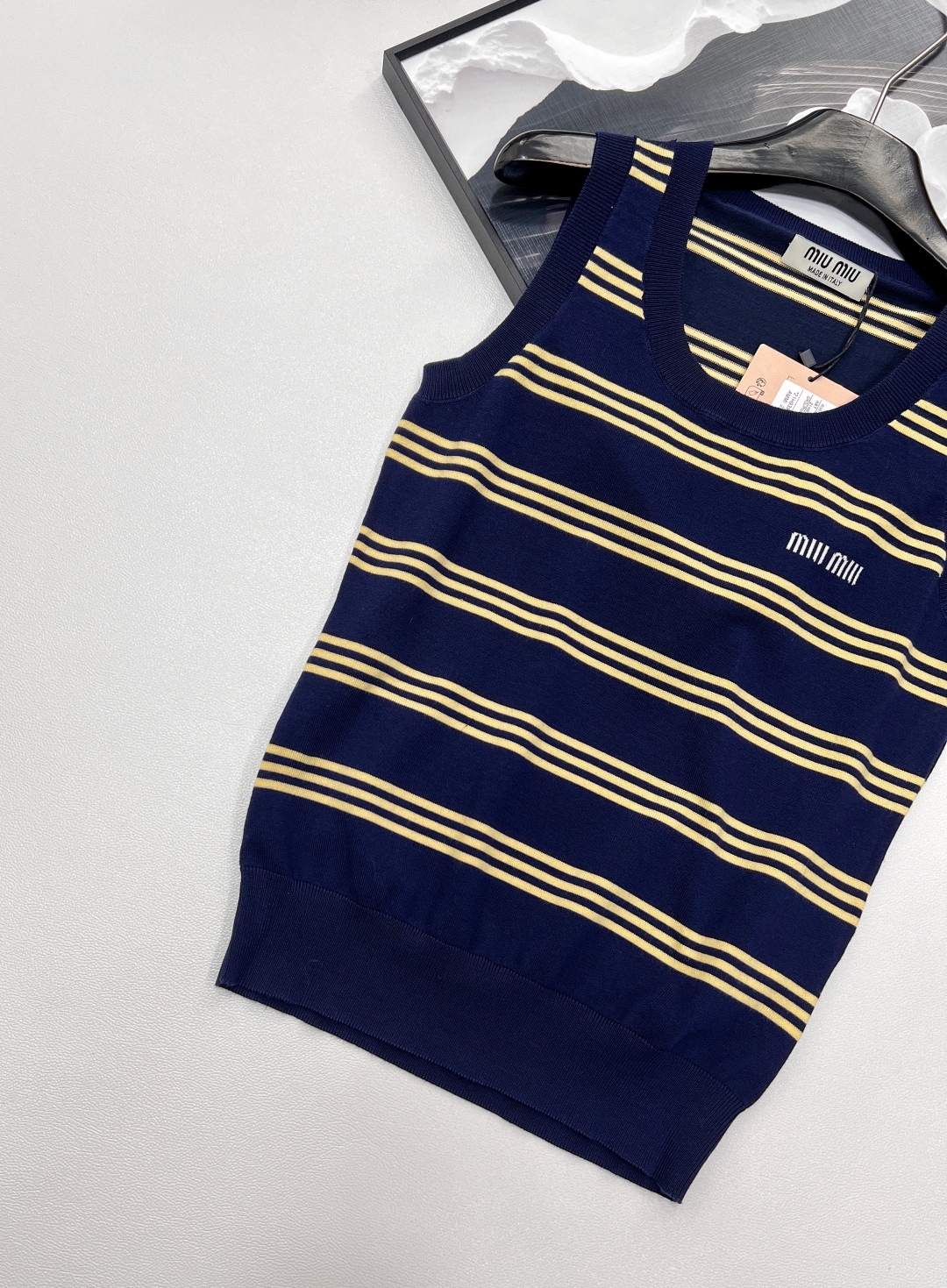 🆕 MIUMIU 字母圆领条纹针织背心，采用定制的羊毛纱线，触感柔滑细腻。柠檬黄细条纹点缀其间，为整体增