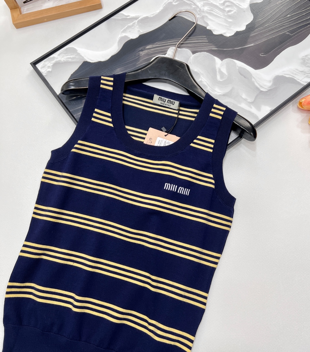🆕 MIUMIU 字母圆领条纹针织背心，采用定制的羊毛纱线，触感柔滑细腻。柠檬黄细条纹点缀其间，为整体增
