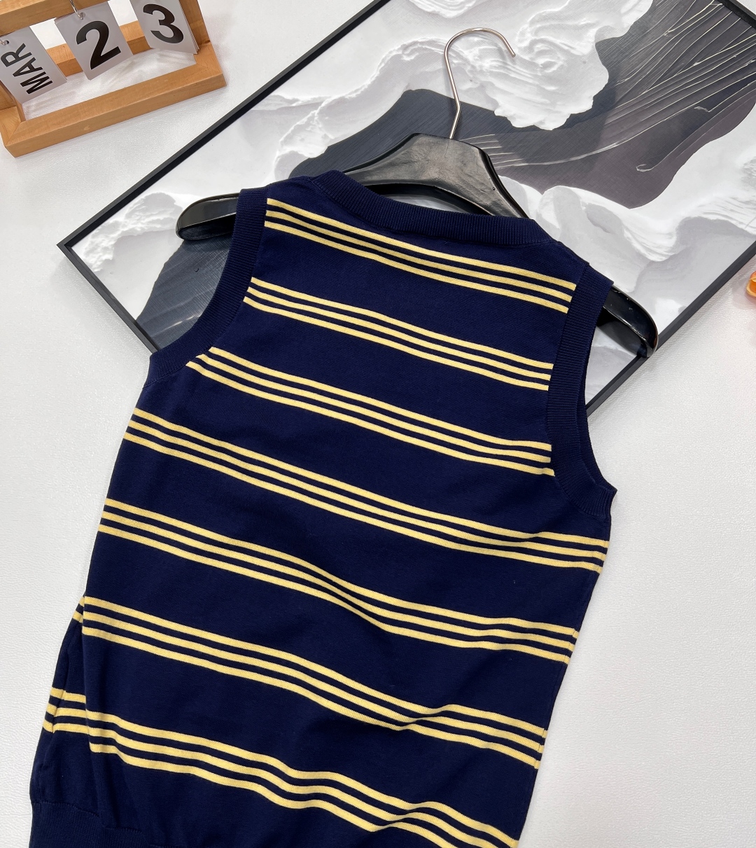 🆕 MIUMIU 字母圆领条纹针织背心，采用定制的羊毛纱线，触感柔滑细腻。柠檬黄细条纹点缀其间，为整体增