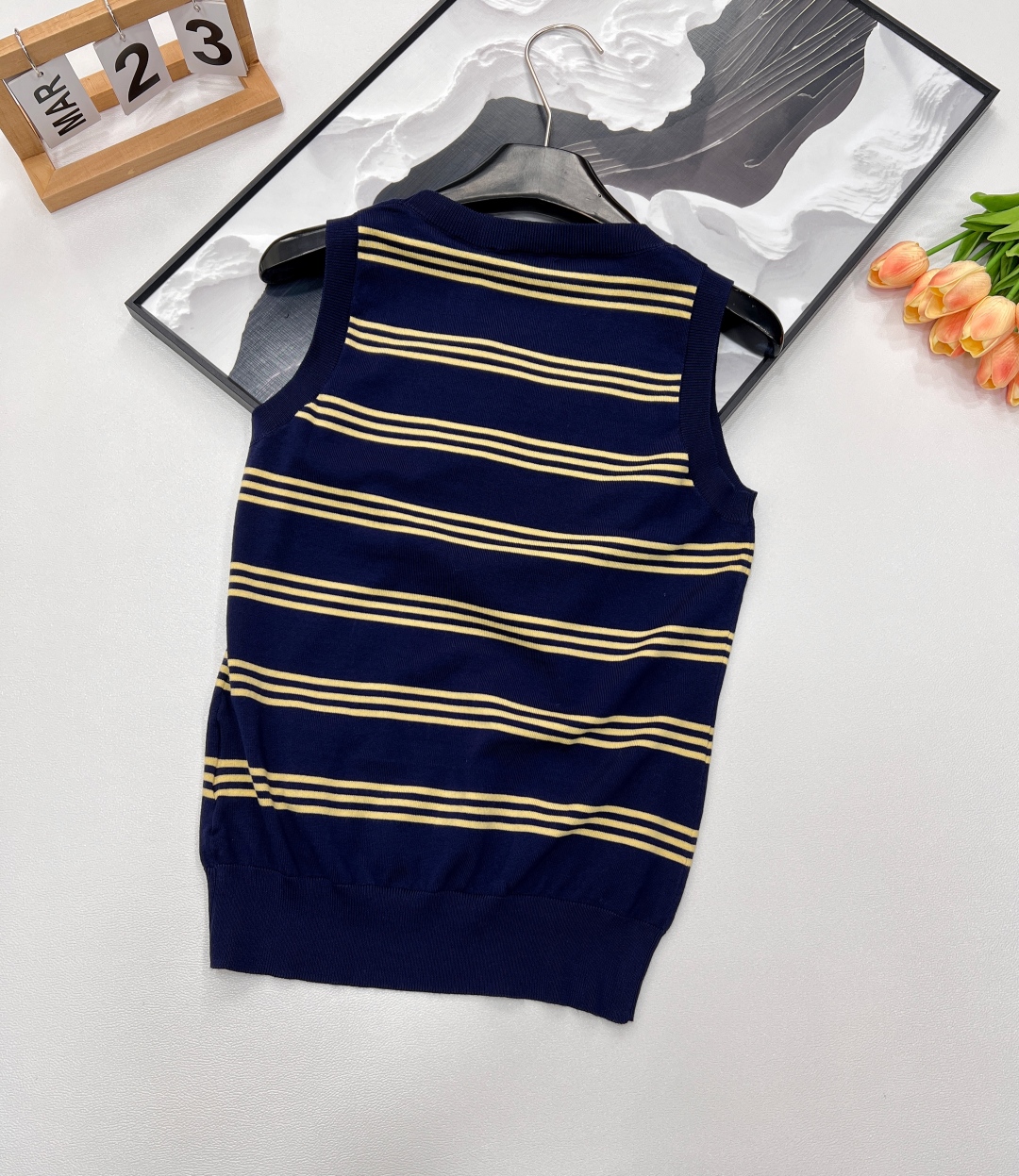 🆕 MIUMIU 字母圆领条纹针织背心，采用定制的羊毛纱线，触感柔滑细腻。柠檬黄细条纹点缀其间，为整体增