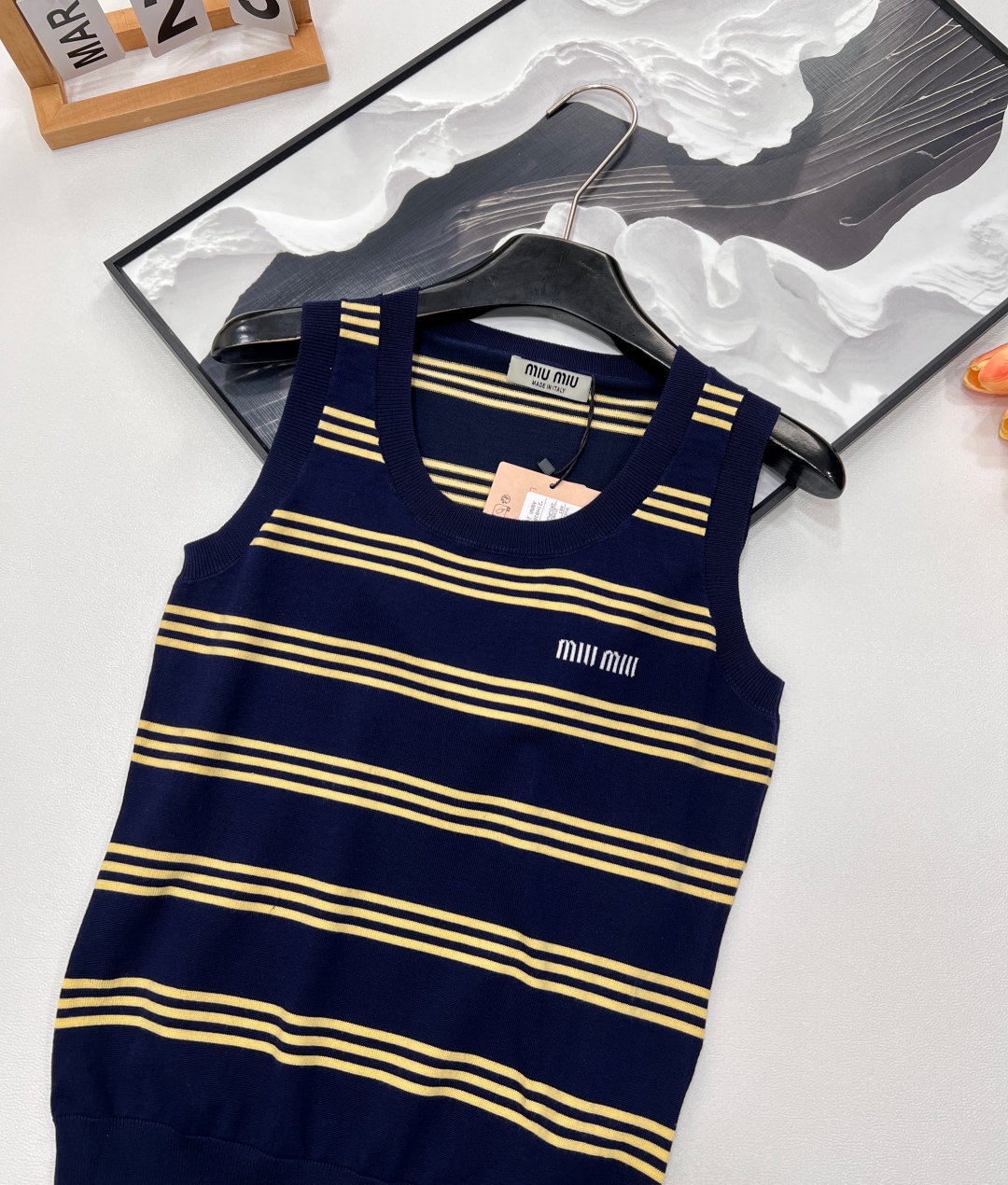 🆕 MIUMIU 字母圆领条纹针织背心，采用定制的羊毛纱线，触感柔滑细腻。柠檬黄细条纹点缀其间，为整体增