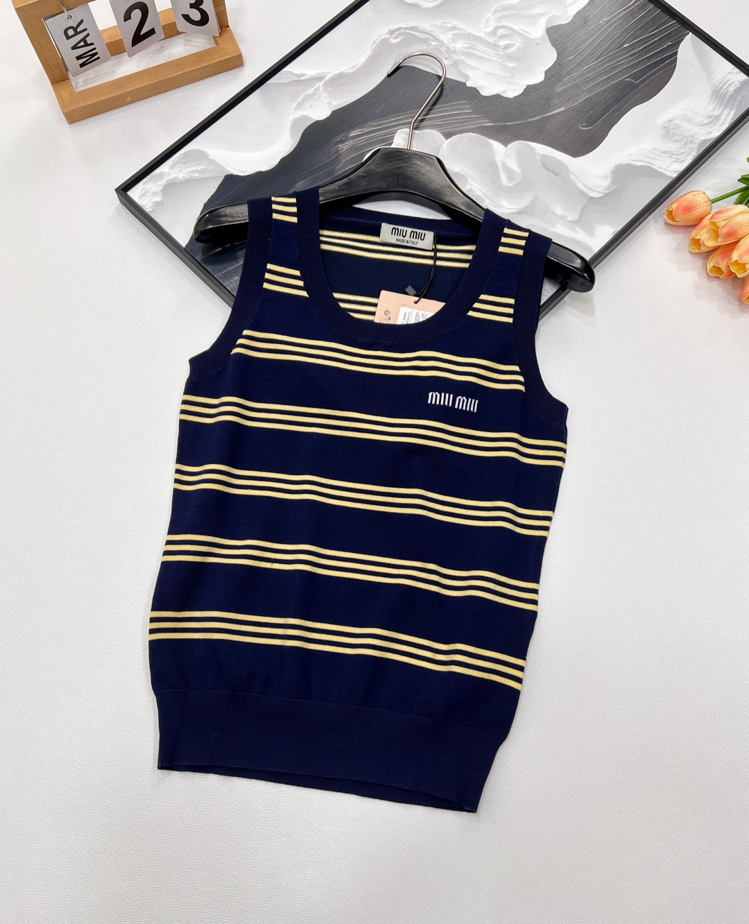 🆕 MIUMIU 字母圆领条纹针织背心，采用定制的羊毛纱线，触感柔滑细腻。柠檬黄细条纹点缀其间，为整体增