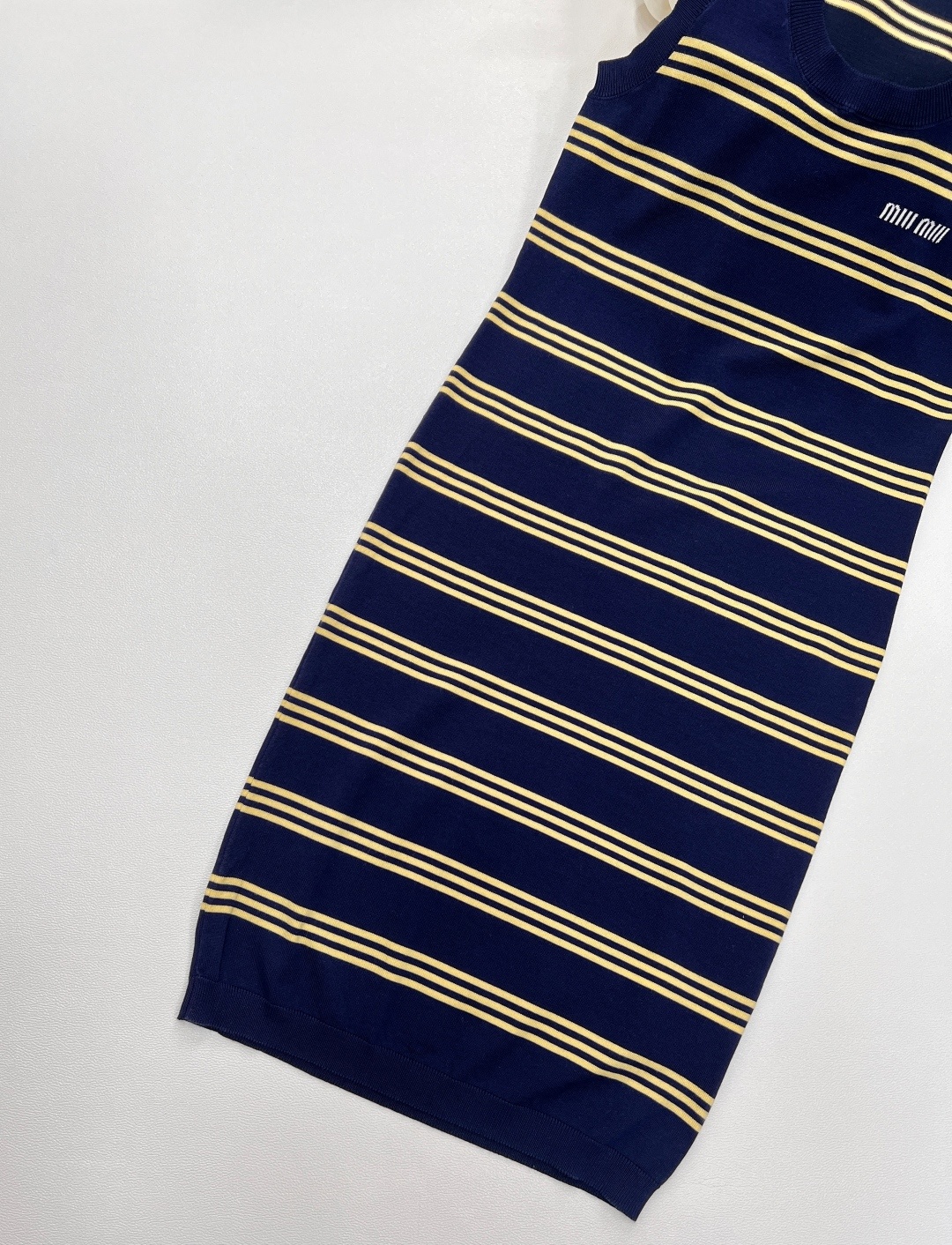 🆕Miu Miu新款缪缪撞色条纹字母提花针织背心裙。经典藏蓝邂逅活力暖黄,撞色条纹设计大胆又吸睛,为夏日