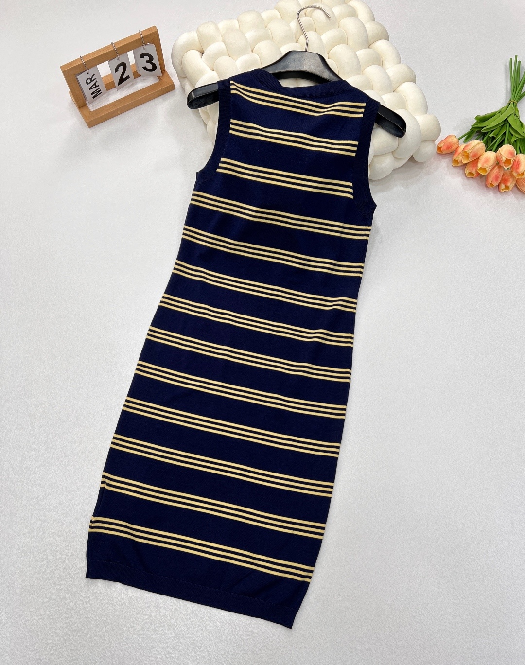 🆕Miu Miu新款缪缪撞色条纹字母提花针织背心裙。经典藏蓝邂逅活力暖黄,撞色条纹设计大胆又吸睛,为夏日