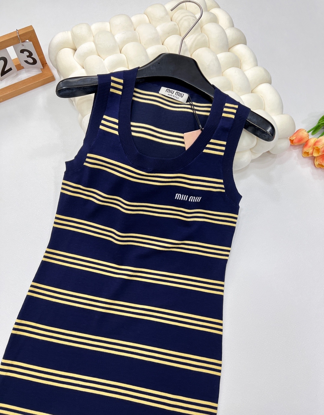 🆕Miu Miu新款缪缪撞色条纹字母提花针织背心裙。经典藏蓝邂逅活力暖黄,撞色条纹设计大胆又吸睛,为夏日