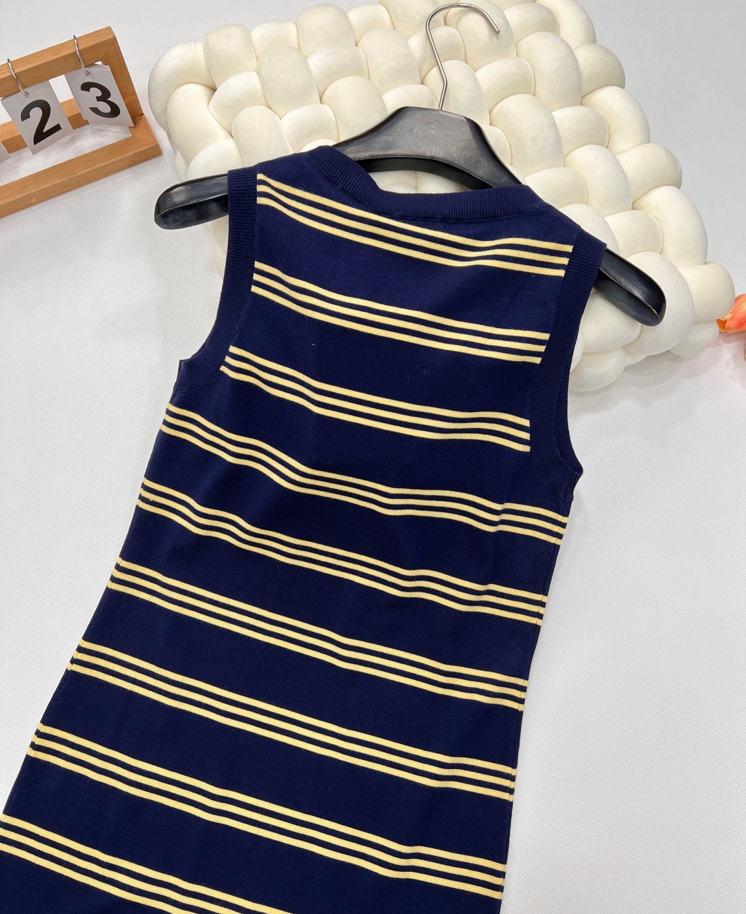 🆕Miu Miu新款缪缪撞色条纹字母提花针织背心裙。经典藏蓝邂逅活力暖黄,撞色条纹设计大胆又吸睛,为夏日