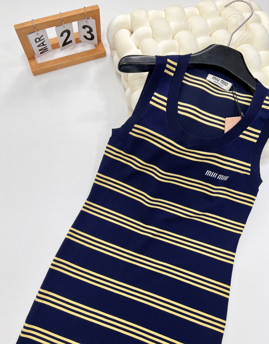 🆕Miu Miu新款缪缪撞色条纹字母提花针织背心裙。经典藏蓝邂逅活力暖黄,撞色条纹设计大胆又吸睛,为夏日