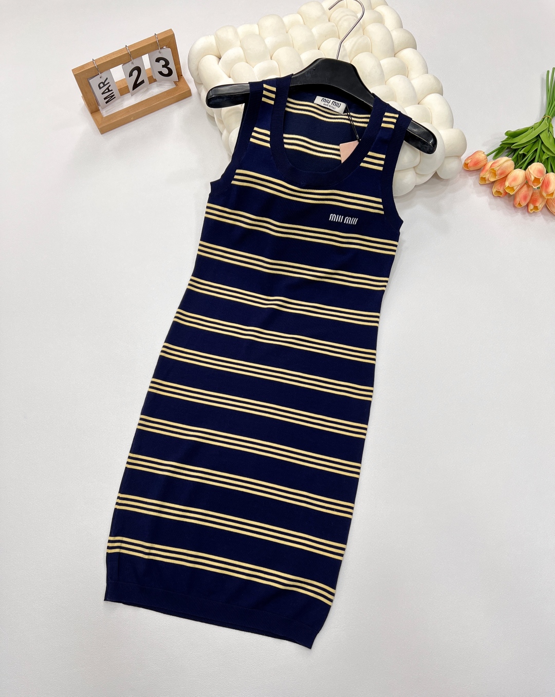 🆕Miu Miu新款缪缪撞色条纹字母提花针织背心裙。经典藏蓝邂逅活力暖黄，撞色条纹设计大胆又吸睛，为夏日