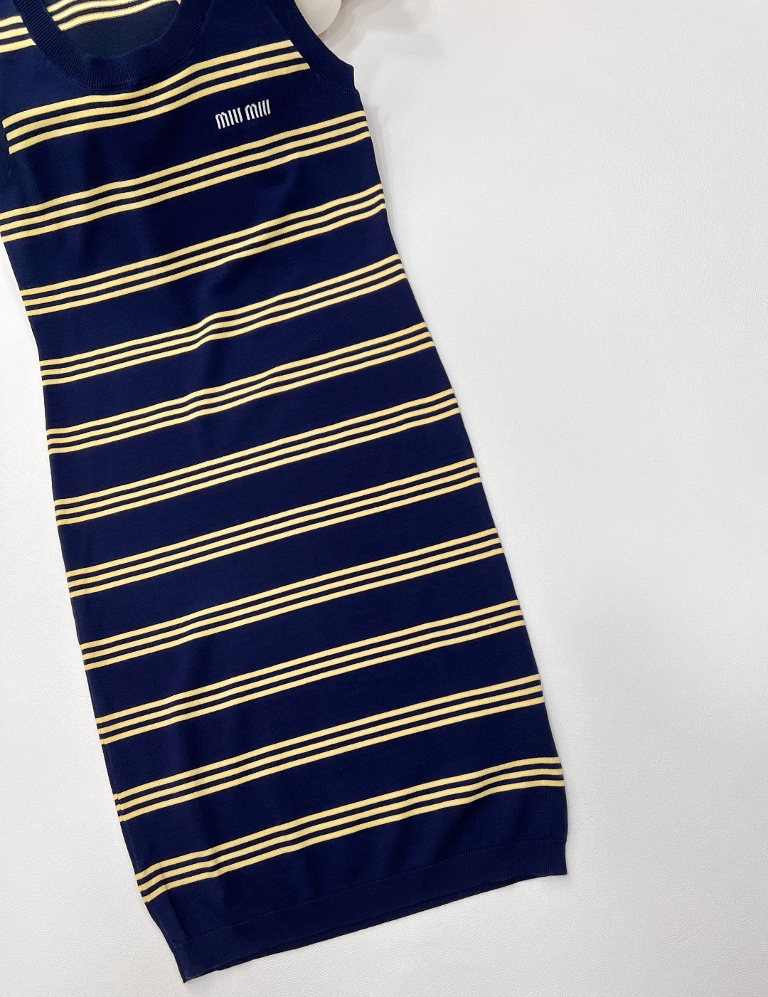 🆕Miu Miu新款缪缪撞色条纹字母提花针织背心裙。经典藏蓝邂逅活力暖黄,撞色条纹设计大胆又吸睛,为夏日