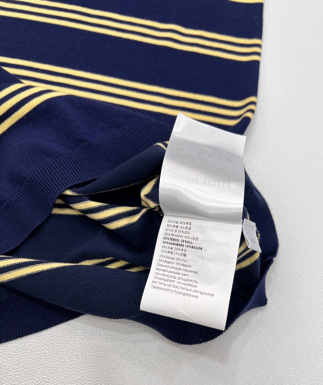 🆕Miu Miu新款缪缪撞色条纹字母提花针织背心裙。经典藏蓝邂逅活力暖黄,撞色条纹设计大胆又吸睛,为夏日