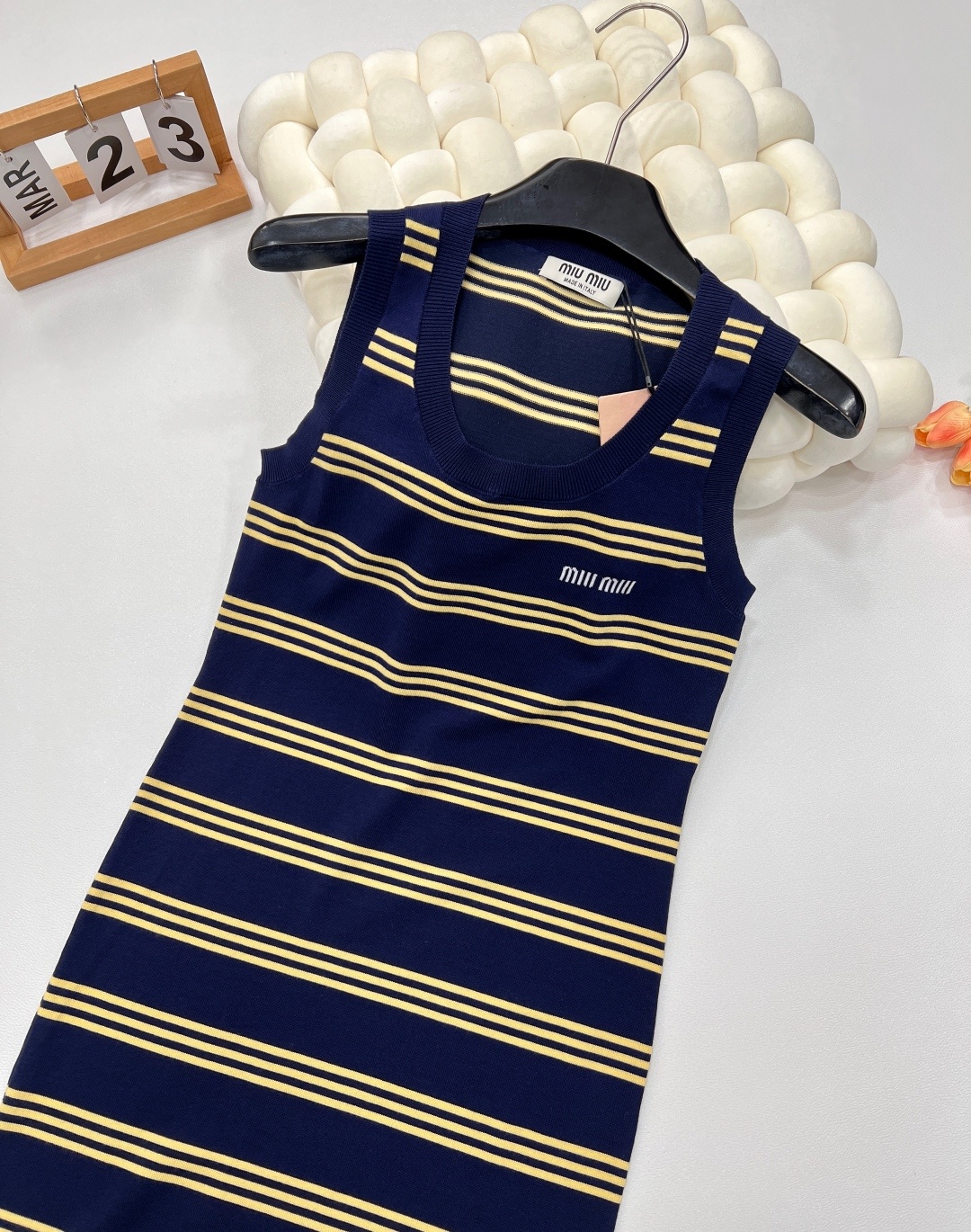 🆕Miu Miu新款缪缪撞色条纹字母提花针织背心裙。经典藏蓝邂逅活力暖黄,撞色条纹设计大胆又吸睛,为夏日