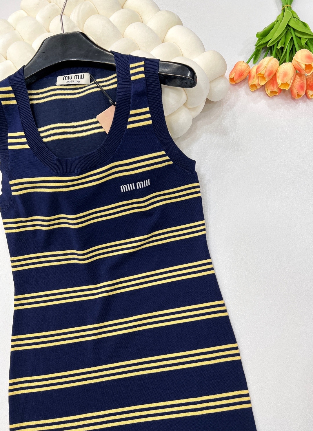 🆕Miu Miu新款缪缪撞色条纹字母提花针织背心裙。经典藏蓝邂逅活力暖黄,撞色条纹设计大胆又吸睛,为夏日